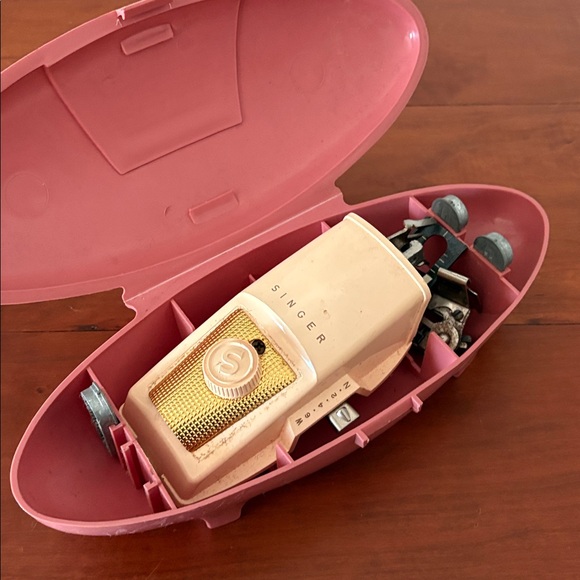 Vintage Singer Buttonholer Set Pink Case Mid Century Sewing Attachment - Picture 2 of 7